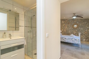 Douche, sèche-cheveux, serviettes fournies