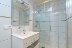 Dusche, Haartrockner, Handtücher