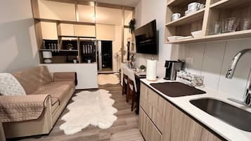 Studio Suite Cao cấp, 1 phòng ngủ, ban công, quang cảnh thành phố | 1 phòng ngủ, trang trí khác biệt, màn/rèm cản sáng