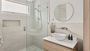 Shower, hair dryer - Flanders  Pet-friendly near Hampton Village (Hampton)
