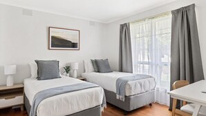 2 bedrooms, desk, iron/ironing board, free WiFi - Flanders  Pet-friendly near Hampton Village (Hampton)