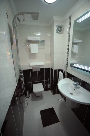 Shower, designer toiletries, hair dryer, slippers - Sarajevo Rooms & Suites (Istanbul)