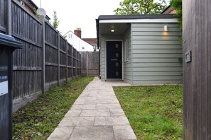 Property grounds - Beautiful 1-Bed House in Edgware (Edgware)