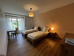 5 soverom, skrivebord, strykejern/-brett og reiseseng for barn