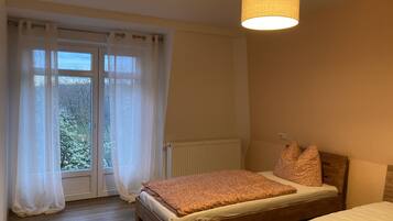 5 Schlafzimmer, Schreibtisch, Bügeleisen/Bügelbrett, Reisekinderbett