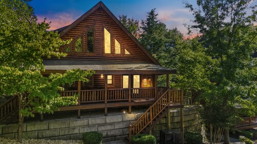 Your Getaway Oasis-Cozy 2bd/2bath cabin w/a creek, foosball, arcade, and hot tub