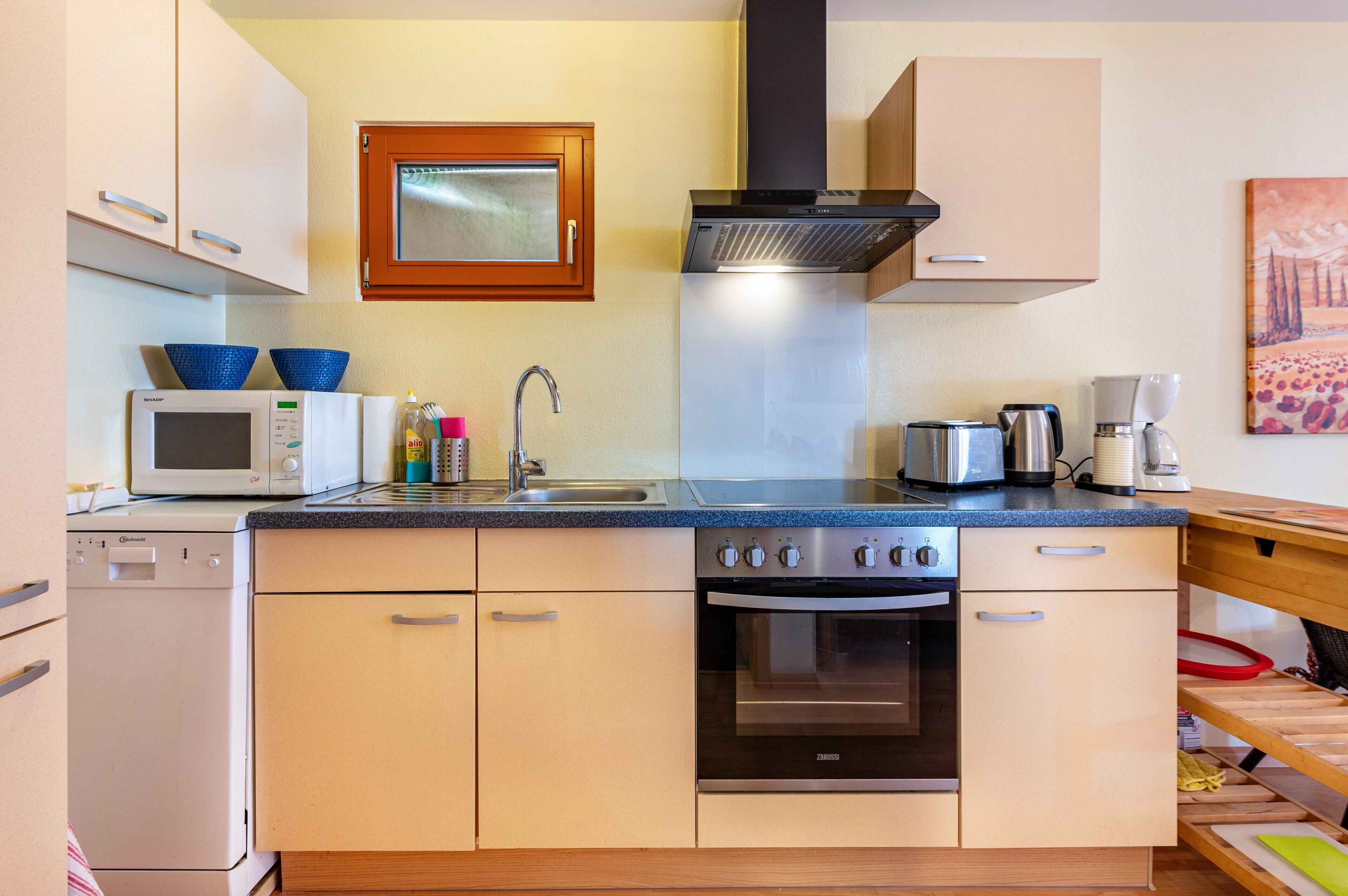 Frigorifero, microonde, forno, piano cottura