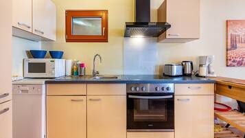 Frigorifero, microonde, forno, piano cottura