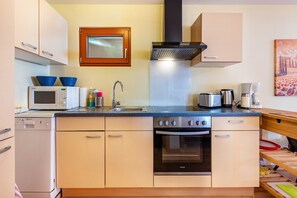 Réfrigérateur, four à micro-ondes, un four, surface de cuisson