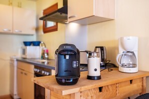 Fridge, microwave, oven, stovetop - Holiday Apartment "Hach" with Private Terrace & Wi-Fi (Sulzburg)