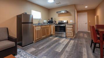 Deluxe Cabin | Private kitchen | Fridge, microwave, coffee/tea maker, electric kettle