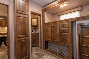 Casa rodante de lujo, 1 habitación | Baño | Regadera, amenidades de baño gratuitas, secadora de cabello, toallas