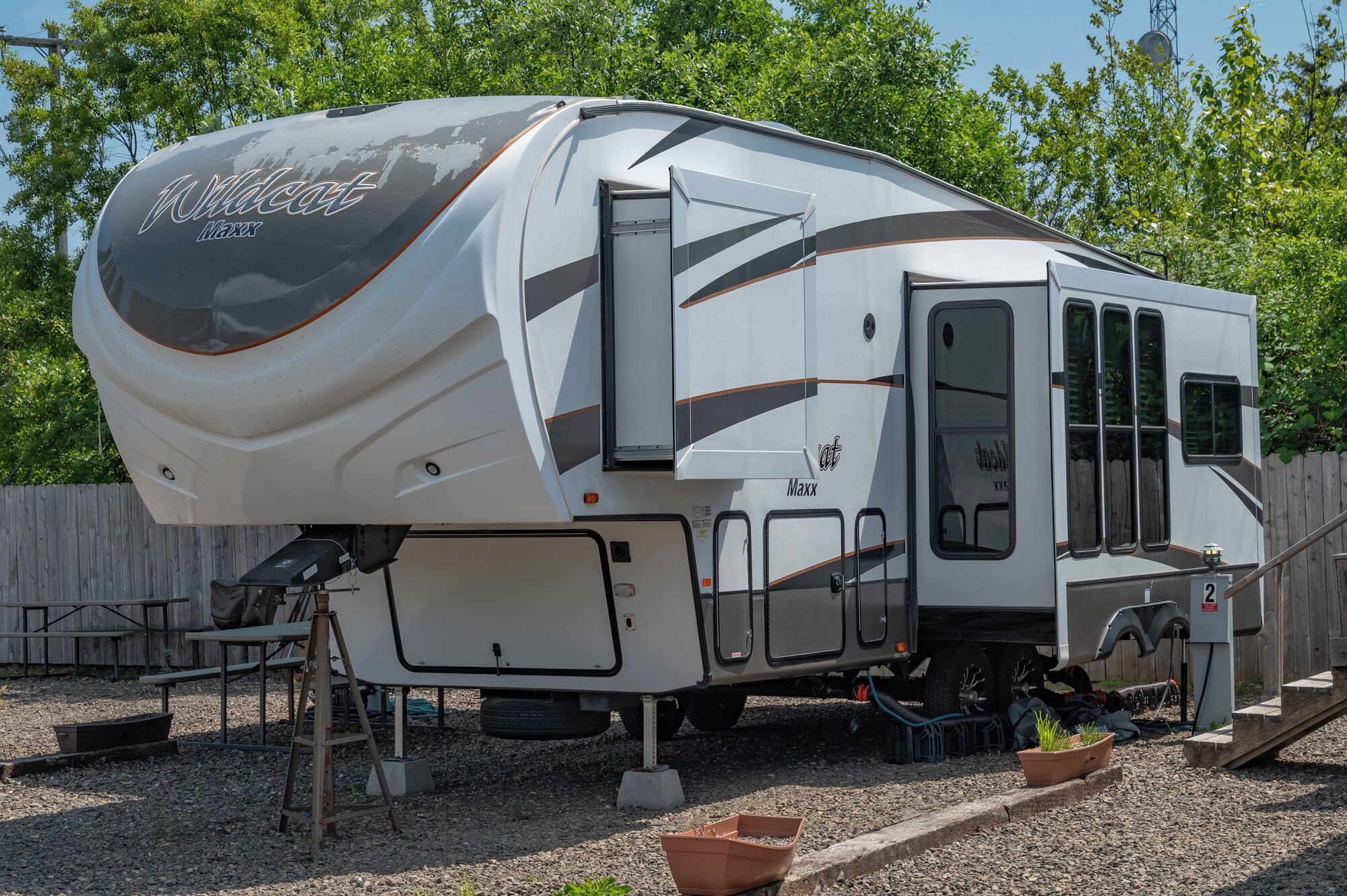 Vista frontal de la propiedad