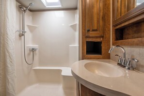Luxury Mobile Home, 1 Bedroom | Bathroom | Shower, free toiletries, hair dryer, towels