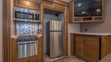 Luxury Mobile Home, 1 Bedroom | Private kitchen | Fridge, microwave, coffee/tea maker, electric kettle