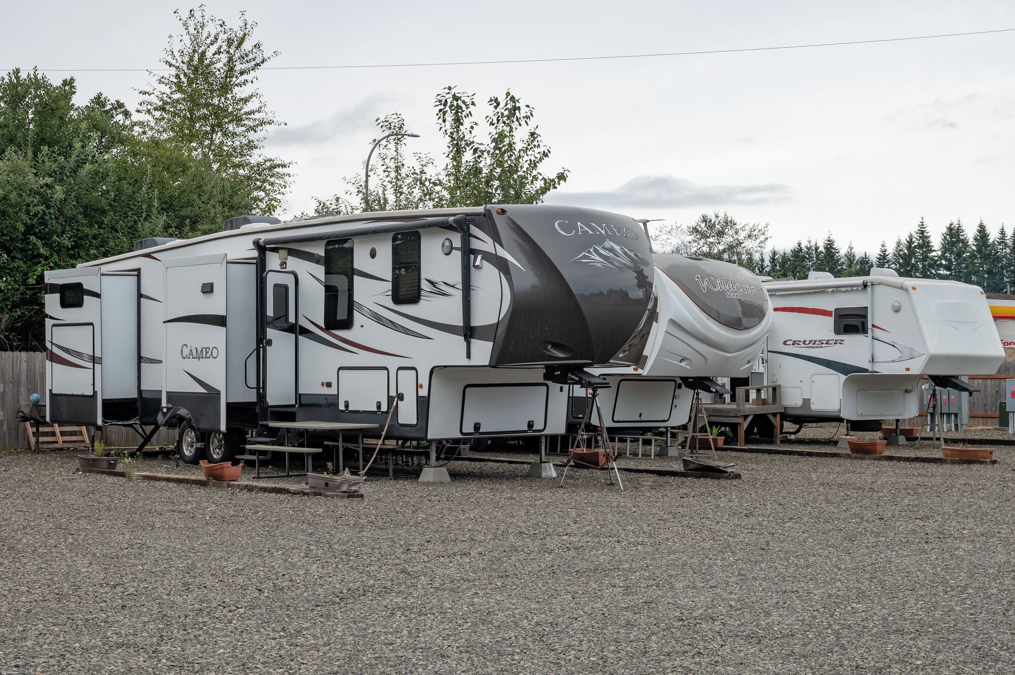 Uma RV branca com a marca 'CAMEO', a etiqueta 'CRUISER' e o logotipo 'Wildcoats'.