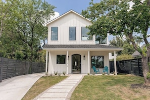 Exterior - 1816w11th · Luxury Mansion Breathtaking Skyline & Pool (Austin)