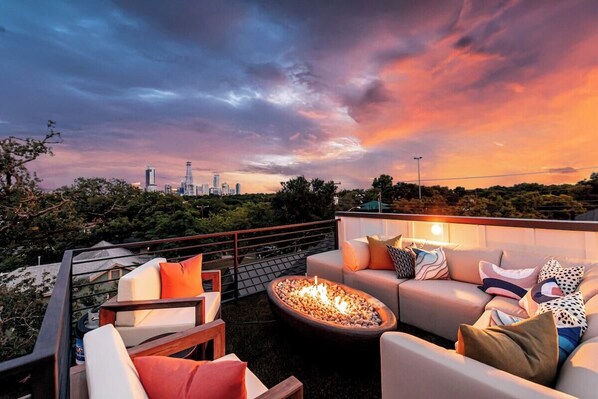 Property grounds - 1816w11th · Luxury Mansion Breathtaking Skyline & Pool (Austin)