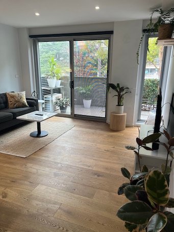 Smart TV, books. Ground Floor Apartment Close to Hospitals Centre of Heidelberg