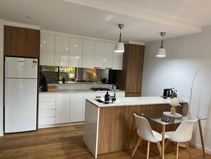 Een koelkast, een microgolfoven, een oven, een kookplaat