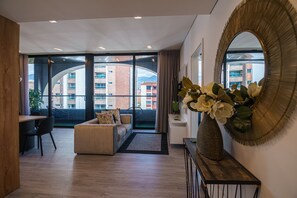 Apartemen Panorama, balkon, pemandangan kota | Area keluarga | Smart TV 50-inci dengan saluran TV digital dan Netflix