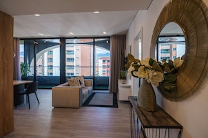 Apartamento panorámico, balcón, vistas a la ciudad | Zona de estar | Smart TV de 50 pulgadas con canales digitales, Netflix