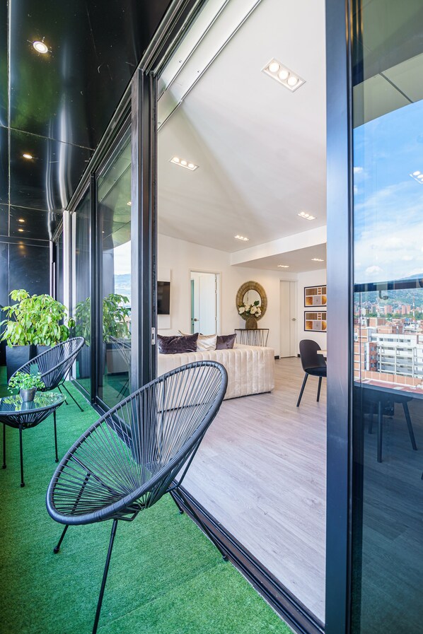 Apartemen Panorama, balkon, pemandangan kota | Balkon