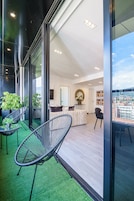 Apartamento panorámico, balcón, vistas a la ciudad | Balcón