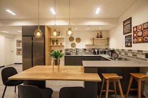 Apartamento panorámico, balcón, vistas a la ciudad | Cocina privada | Frigorífico pequeño
