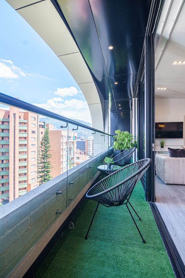 Apartamento panorâmico, sacada, vista para a cidade | Vista da sacada
