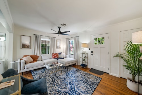 Pure Comfort by the Expo; hot-tub, pets, families!