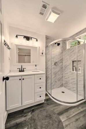 Dusche, Haartrockner, Handtücher, Seife