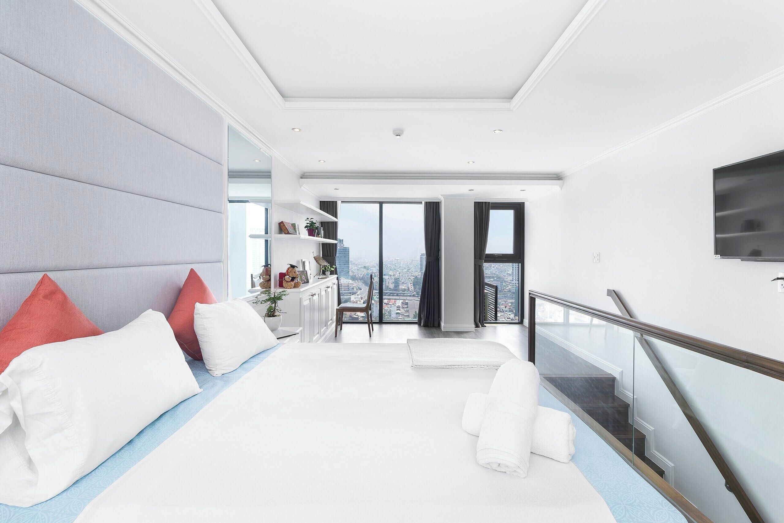 奢华顶层房 | 客房内保险箱、办公桌、笔记本电脑工作区、隔音