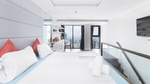 Penthouse Mewah | Brankas, meja kerja, ruang kerja ramah laptop, dan kedap suara