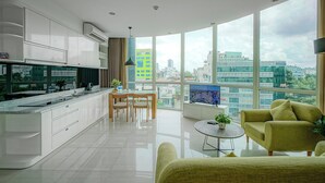 Apartemen Panorama | Dapur pribadi | Kompor, ketel listrik, penanak nasi, dan peralatan masak/sendok-piring