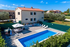 A two-story building with a swimming pool, outdoor seating, and a garden. - Pool House Lilly, Višnjan, Croatia (Višnjan)