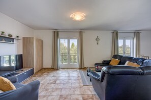 TV - Pool House Lilly, Višnjan, Croatia (Višnjan)