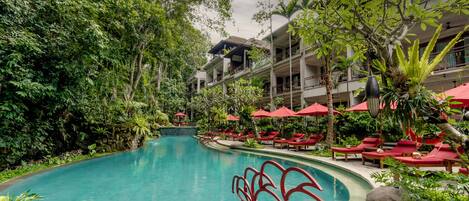 حمّام سباحة خارجي، مظلات على حمّام السباحة، مقاعد للتشمس