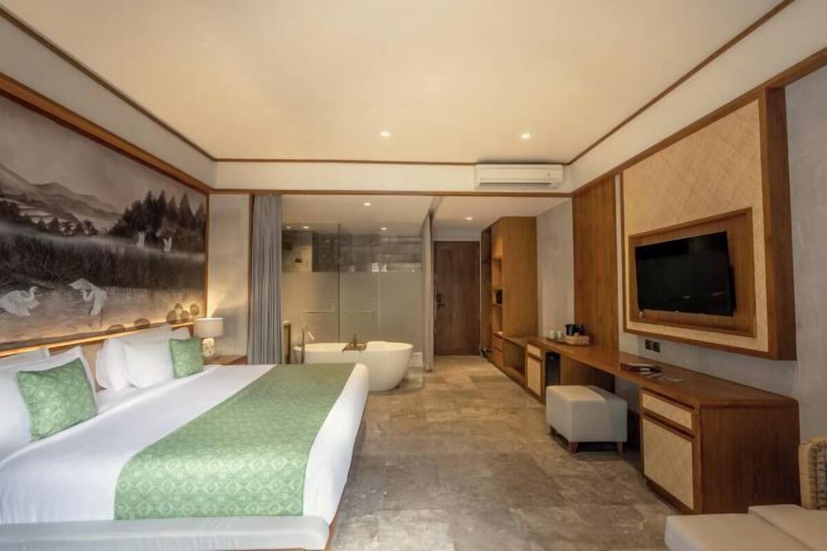 Selimut bulu angsa, bantalan ekstra lembut, minibar gratis, dan brankas