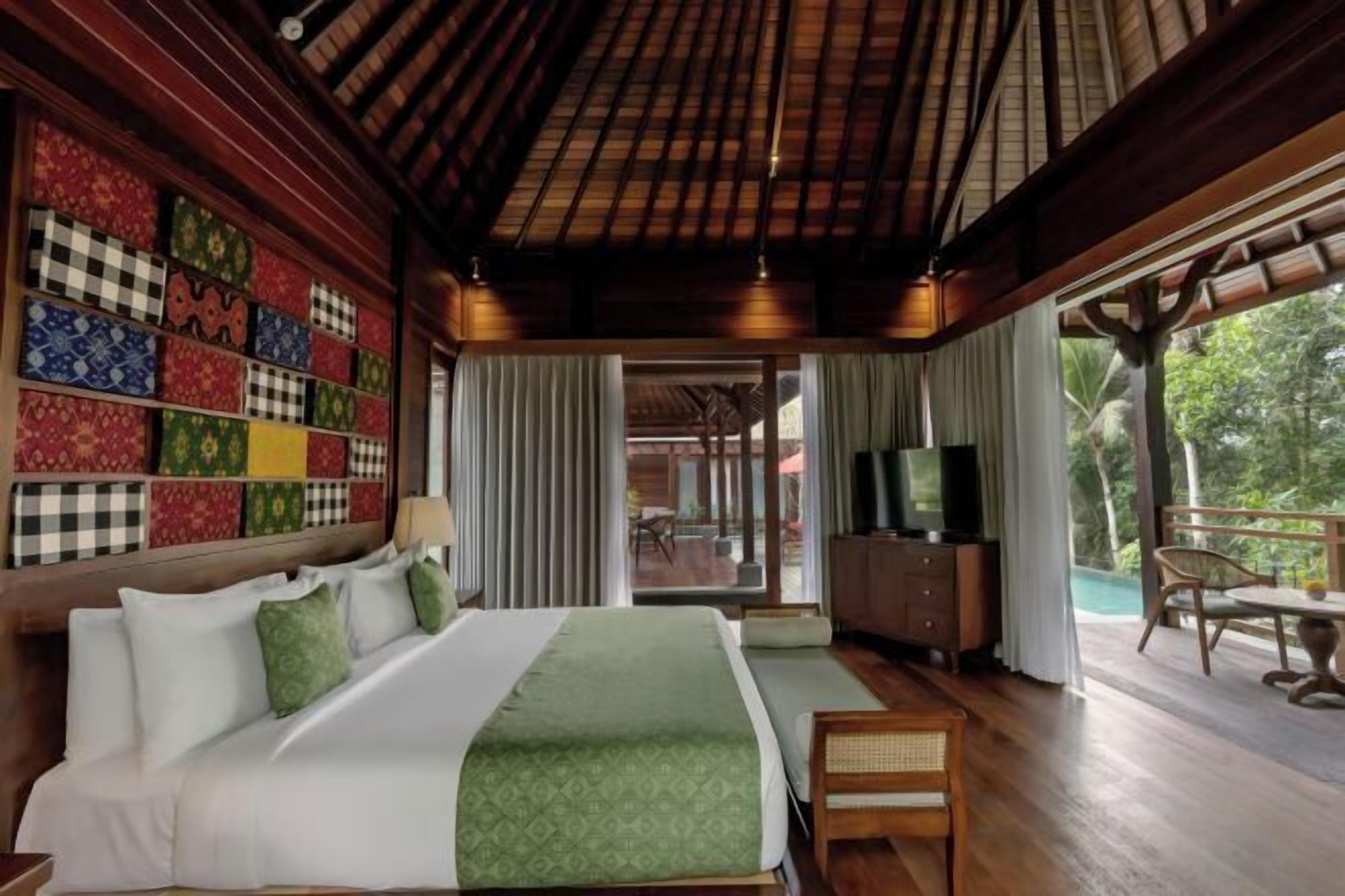 Down comforters, pillowtop beds, free minibar, in-room safe