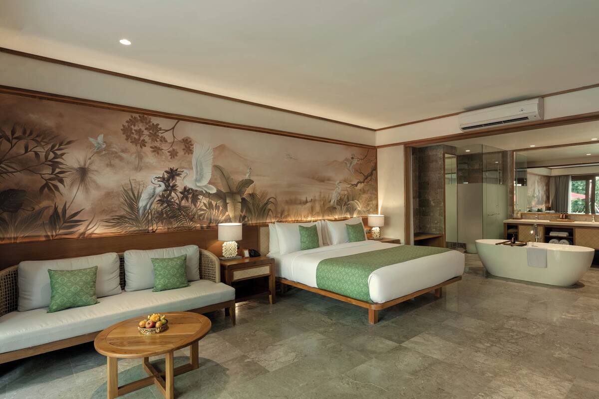 Kamar (Premier Suite with free benefit) | Selimut bulu angsa, bantalan ekstra lembut, minibar gratis, dan brankas