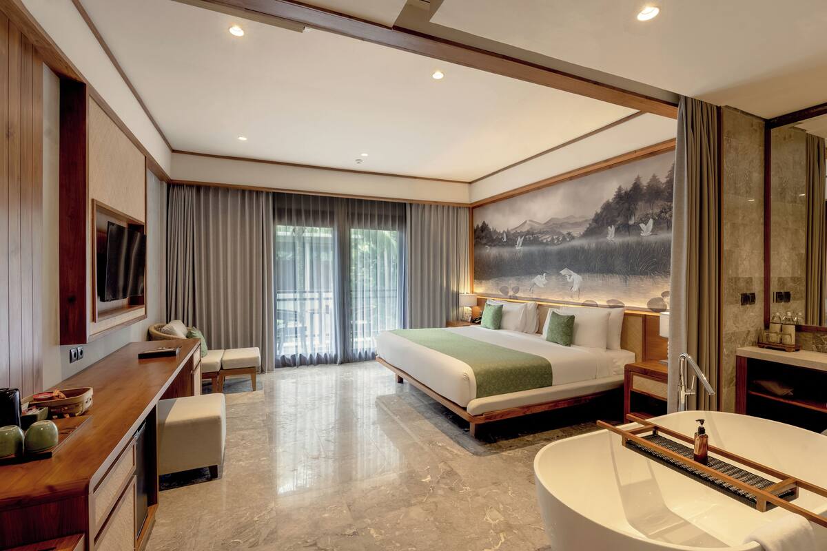 Selimut bulu angsa, bantalan ekstra lembut, minibar gratis, dan brankas