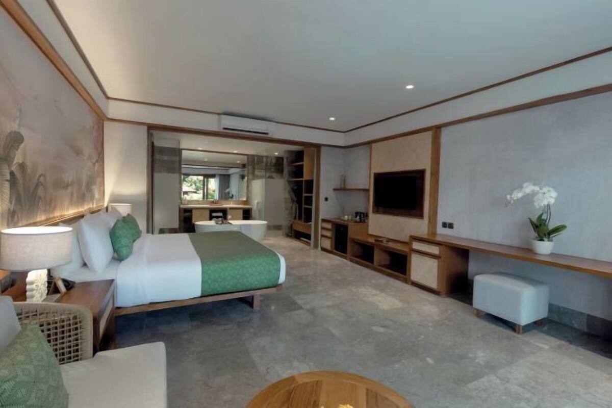 Selimut bulu angsa, bantalan ekstra lembut, minibar gratis, dan brankas