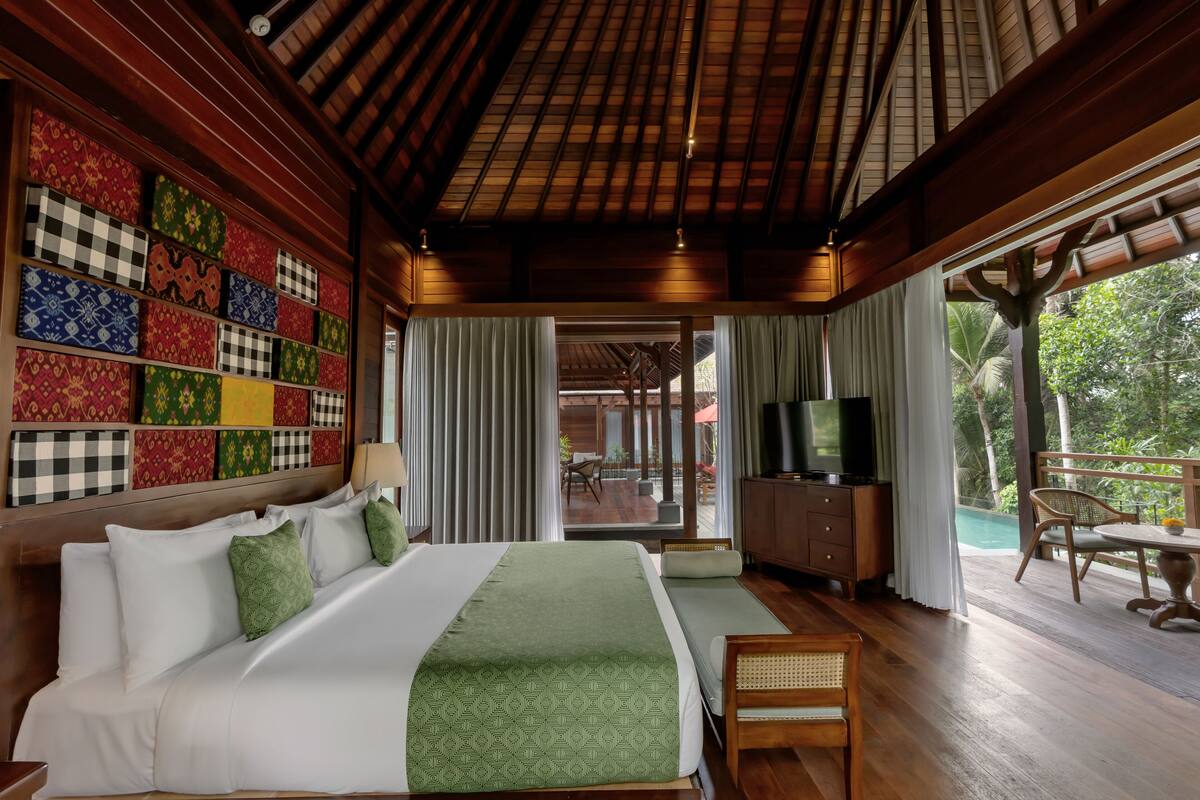 Selimut bulu angsa, bantalan ekstra lembut, minibar gratis, dan brankas