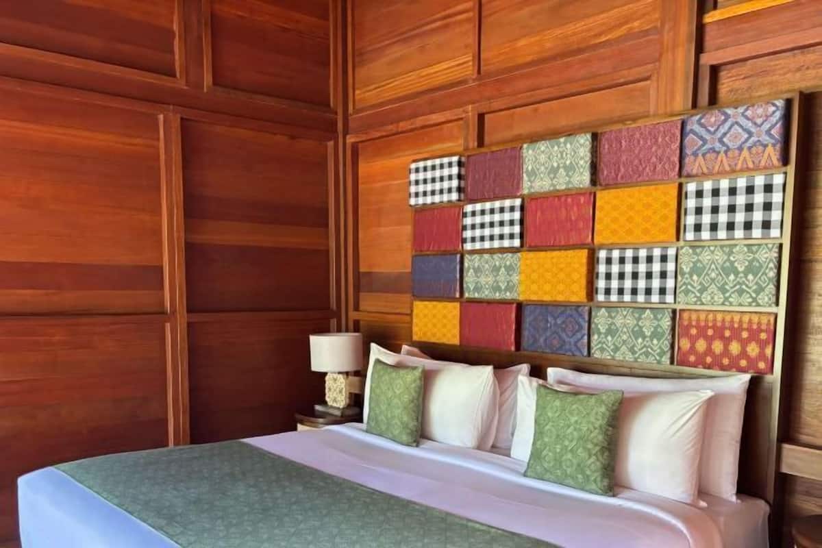 Down comforters, pillowtop beds, free minibar, in-room safe