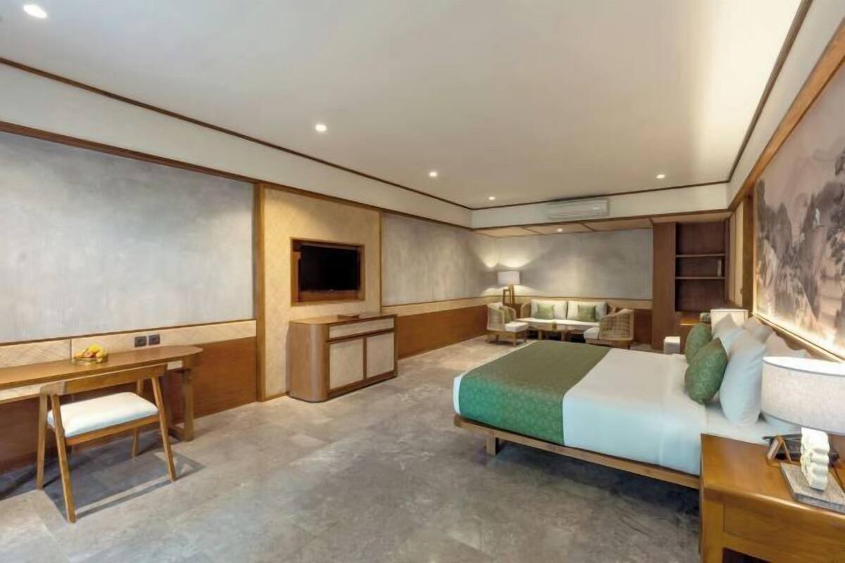 Selimut bulu angsa, bantalan ekstra lembut, minibar gratis, dan brankas