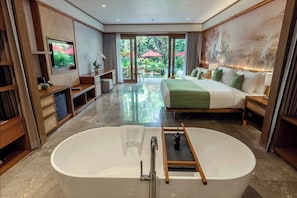 غرفة (Premier Suite with free benefit) | حمام | أحواض استحمام وحجيرات دش منفصلة، حوض استحمام عميق، دُش غزير