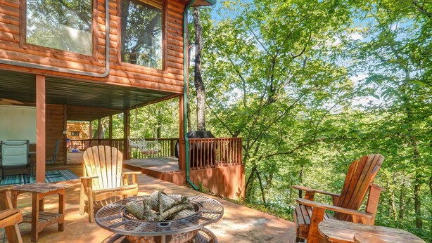 A wooden cabin with a deck, outdoor seating, and a fire pit. - Adalee - Table Rock Lake, Roaring River, Eureka Springs, Dogwood Canyon (Eagle Rock)