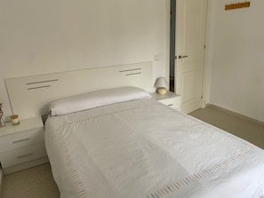4 bedrooms, iron/ironing board, Internet, bed sheets