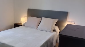 4 soverom, strykejern/-brett, internettilgang og sengetøy